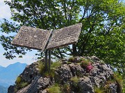 66 Accanto alla croce leggio a ricordo di Antonio Baroni-guida alpina